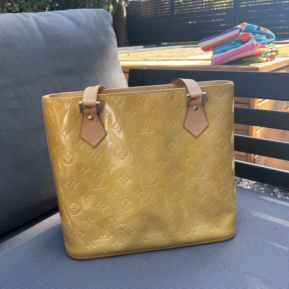 100% Authentic
Louis Vuitton Gold and Tan Houston Vernis - Picture 13 of 14